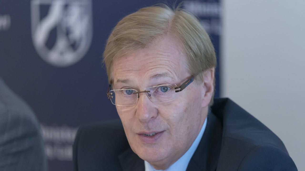 Minister der Justiz Peter Biesenbach und der Leiter der ZAC Oberstaatsanwalt Markus Hartmann und Staatsanwalt Andreas Brück stellten die Gefechtslage Cybercrime - Jahresbilanz ZAC vor. Die Cyberkriminalität hat besorgniserregende Ausmaße angenommen. Cyberkriminelle verursachen in der Bundesrepublik jährlich einen volkswirtschaftlichen Schaden von 55 Milliarden Euro. Kinderpornografie, Falschgeld, Drogen, Waffen und weitere schwere Straftaten werden im Darknet abgewickelt. Der Pressetermin wurde vom Pressesprecher des Ministeriums Dirk Reuter moderiert. Düseldorf Landtag NRW NRW Deutschland *** Minister of Justice Peter Biesenbach and the head of the ZAC Attorney Markus Hartmann and prosecutor Andreas Brück presented the battle situation Cybercrime annual balance ZAC Cybercrime has assumed alarming proportions Cybercriminals cause in Minister der Justiz Peter Biesenbach und der Leiter der ZAC Oberstaatsanwalt Markus Hartmann und Staatsanwalt Andreas Brück stellten die Gefechtslage Cybercrime - Jahresbilanz ZAC vor. Die Cyberkriminalität hat besorgniserregende Ausmaße angenommen. Cyberkriminelle verursachen in der Bundesrepublik jährlich einen volkswirtschaftlichen Schaden von 55 Milliarden Euro. Kinderpornografie, Falschgeld, Drogen, Waffen und weitere schwere Straftaten werden im Darknet abgewickelt. Der Pressetermin wurde vom Pressesprecher des Ministeriums Dirk Reuter moderiert. Düseldorf Landtag NRW NRW Deutschland *** Minister of Justice Peter Biesenbach and the head of the ZAC Attorney Markus Hartmann and prosecutor Andreas Brück presented the battle situation Cybercrime annual balance ZAC Cybercrime has assumed alarming proportions Cybercriminals cause in