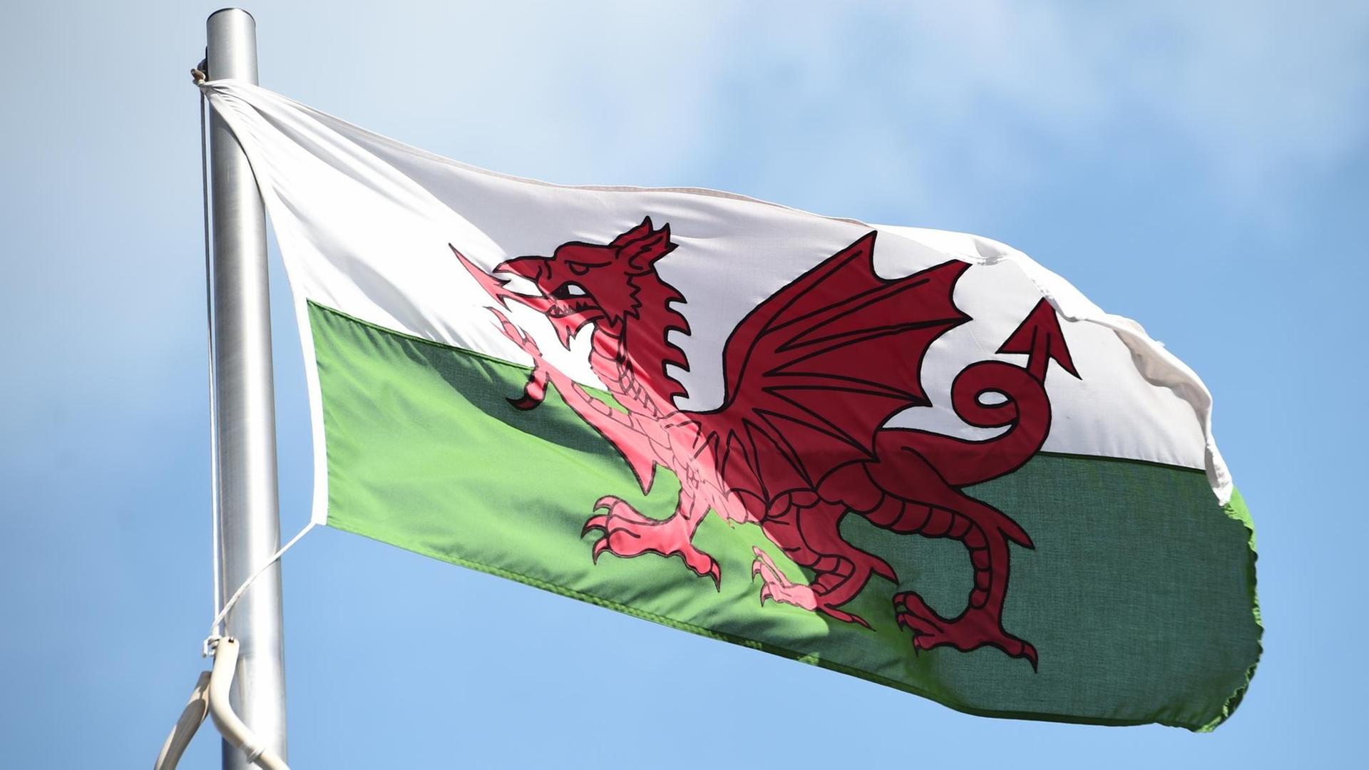 Die walisische Flagge weht vor dem Gebäude der Nationalversammlung in Cardiff.