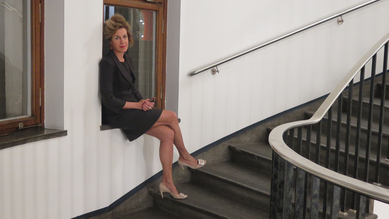 Barbara Vinken sitzt auf einem Fenstersims im Treppenhaus des Deutschlandradio Kultur-Funkhaus in Berlin. Barbara Vinken sitzt auf einem Fenstersims im Treppenhaus des Deutschlandradio Kultur-Funkhaus in Berlin.