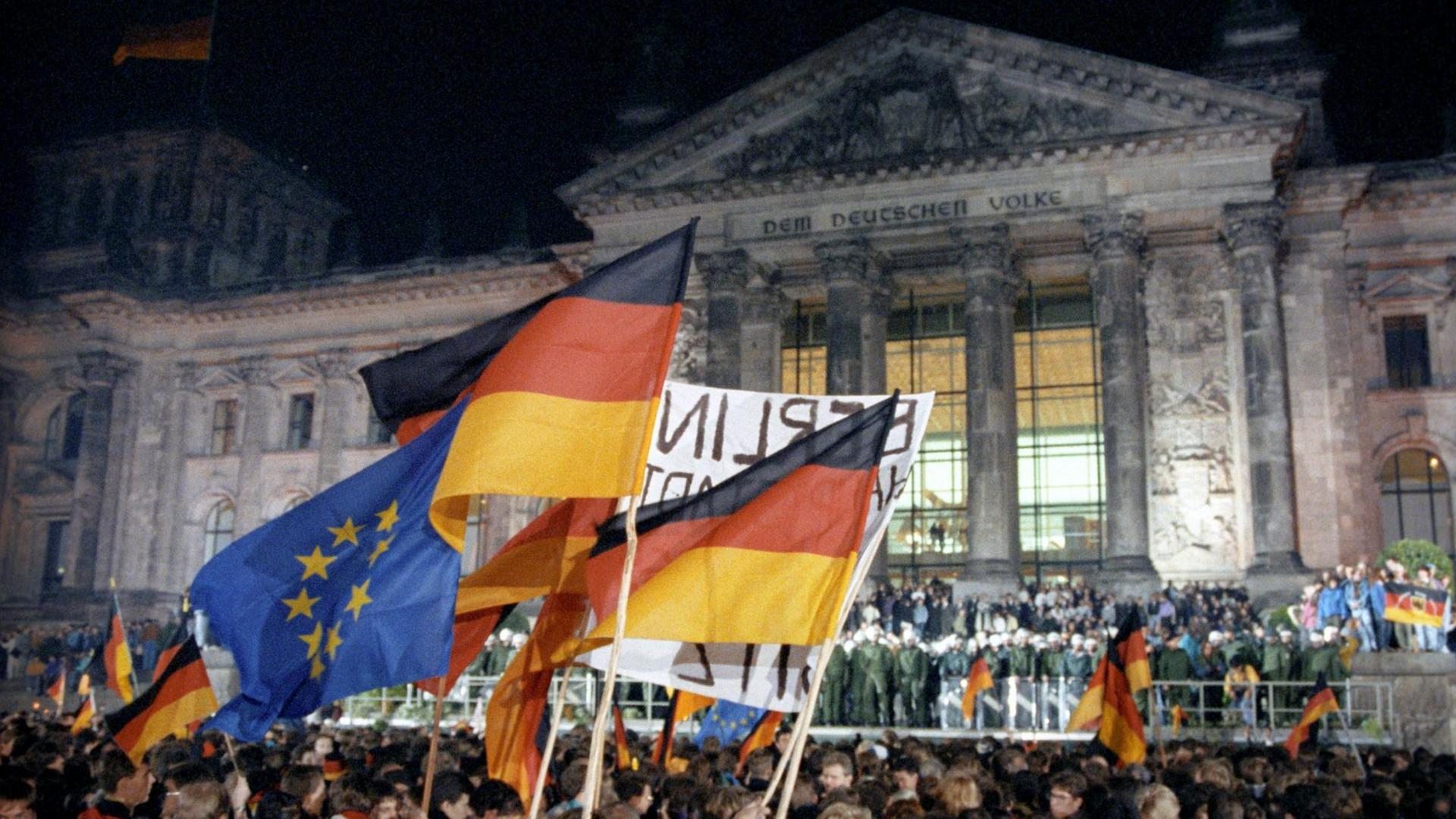 Rund eine Million Menschen feierten in der Nacht zum 3.10.1990 in Berlin - wie hier vor dem Reichstagsgebäude - die wiedergewonnene deutsche Einheit Rund eine Million Menschen feierten in der Nacht zum 3.10.1990 in Berlin - wie hier vor dem Reichstagsgebäude - die wiedergewonnene deutsche Einheit