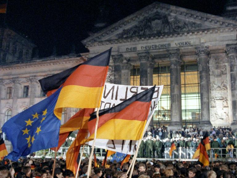 Rund eine Million Menschen feierten in der Nacht zum 3.10.1990 in Berlin - wie hier vor dem Reichstagsgebäude - die wiedergewonnene deutsche Einheit
