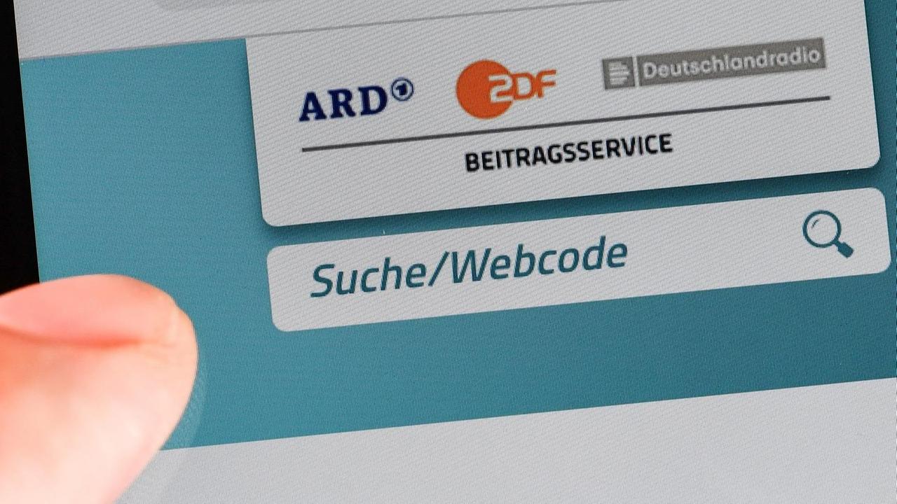 Auf einem Smartphone ist eine Website zur Information über die Zahlung des Rundfunkbeitrags aufgerufen. Auf einem Smartphone ist eine Website zur Information über die Zahlung des Rundfunkbeitrags aufgerufen.