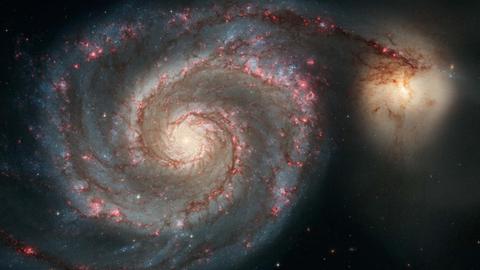 Die Doppelgalaxie M 51 im Sternbild Jagdhunde ist ein Beispiel für die Kollision einer großen Spiralgalaxie mit einer kleiner irregulären Galaxie.