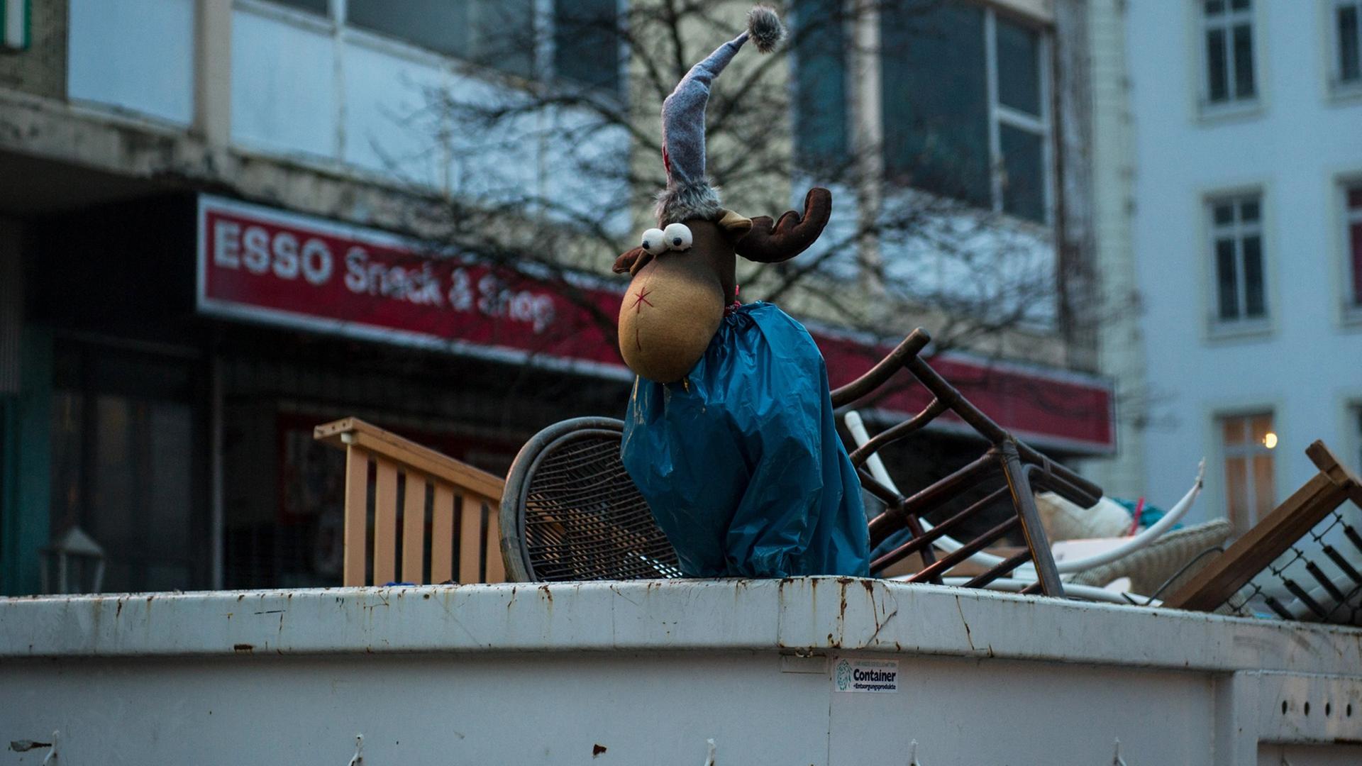Ein Müllcontainer steht am 07.01.2014 am Spielbudenplatz in Hamburg auf der Reeperbahn vor den sogenannten Esso-Häusern und einer Esso-Tankstelle. Drei Wochen nach der Evakuierung der einsturzgefährdeten "Esso-Häuser" auf der Hamburger Reeperbahn werden seit 07.01.2014 alle Wohnungen leergeräumt. Die Mieter dürfen ihr Mobiliar aus Sicherheitsgründen nur mit Hilfe einer Spedition aus den baufälligen Gebäuden holen. Ein Müllcontainer steht am 07.01.2014 am Spielbudenplatz in Hamburg auf der Reeperbahn vor den sogenannten Esso-Häusern und einer Esso-Tankstelle. Drei Wochen nach der Evakuierung der einsturzgefährdeten "Esso-Häuser" auf der Hamburger Reeperbahn werden seit 07.01.2014 alle Wohnungen leergeräumt. Die Mieter dürfen ihr Mobiliar aus Sicherheitsgründen nur mit Hilfe einer Spedition aus den baufälligen Gebäuden holen.