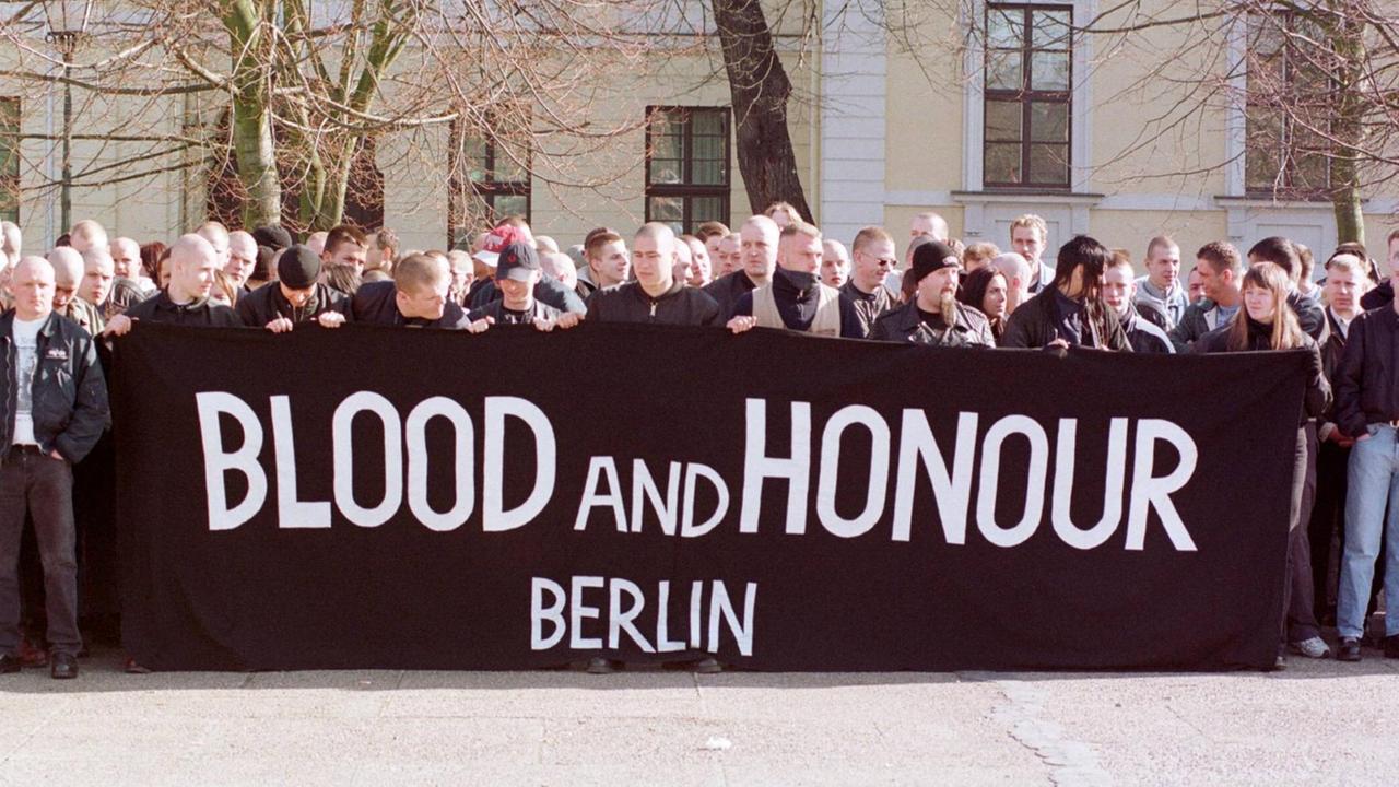 Anhänger der Neonazi-Organisation "Blood and Honour" 1999 in Magdeburg Anhänger der Neonazi-Organisation "Blood and Honour" 1999 in Magdeburg