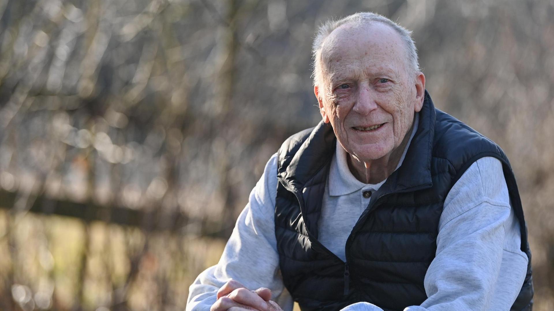Drehbuchautor Wolfgang Kohlhaase sitzt während eines Gespräches in seinem Garten. Drehbuchautor Wolfgang Kohlhaase sitzt während eines Gespräches in seinem Garten.