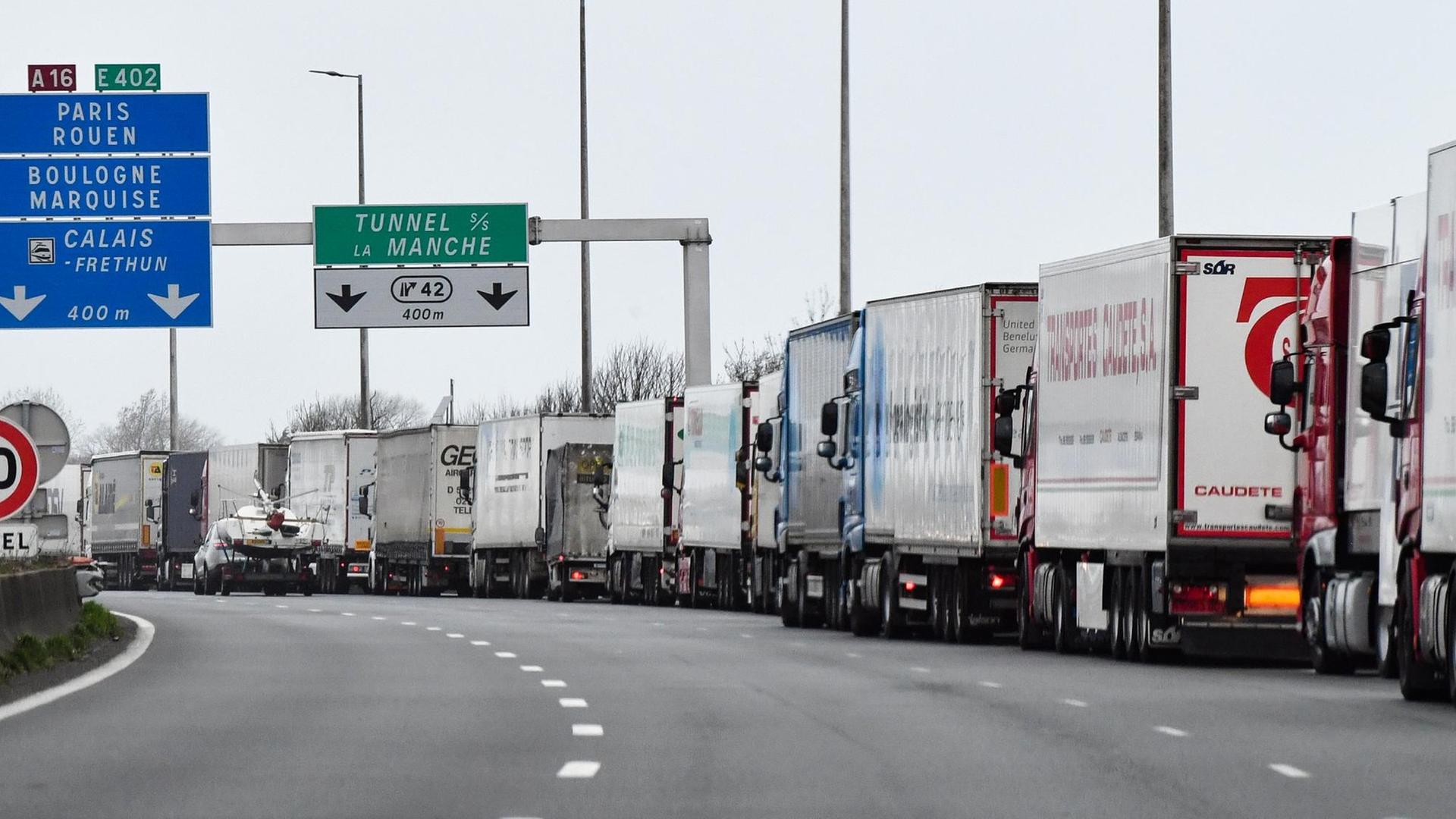 Lastwagen im Stau auf der französischen A16 in Richtung Ärmelkanal Lastwagen im Stau auf der französischen A16 in Richtung Ärmelkanal