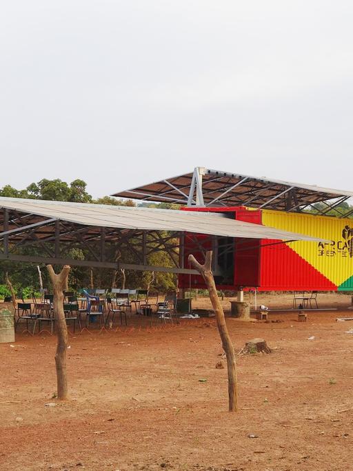 Ein Solartainer, mit dem Strom aus Sonnenenergie gewonnen wird, steht in einem Dorf.