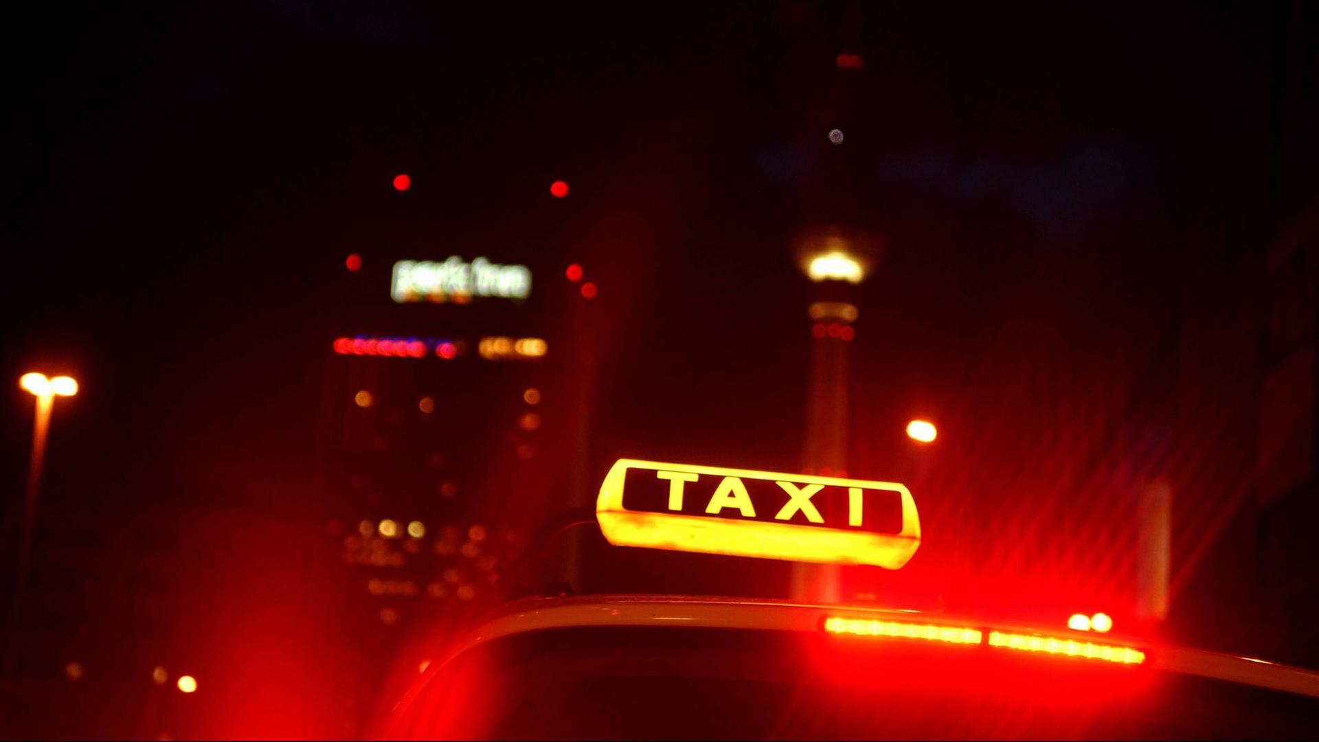Eine nächtliche Restlichtaufnahme eines Taxischildes in Berlin, Deutschland 2009. Im Hintergrund sind ist der Fernsehturm zu erkennen. Eine nächtliche Restlichtaufnahme eines Taxischildes in Berlin, Deutschland 2009. Im Hintergrund sind ist der Fernsehturm zu erkennen.