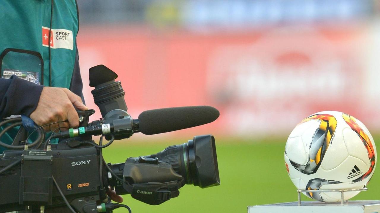 Fußball ist im Fernsehen allgegenwärtig Fußball ist im Fernsehen allgegenwärtig