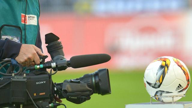 Eine TV-Kamera und ein Fußball