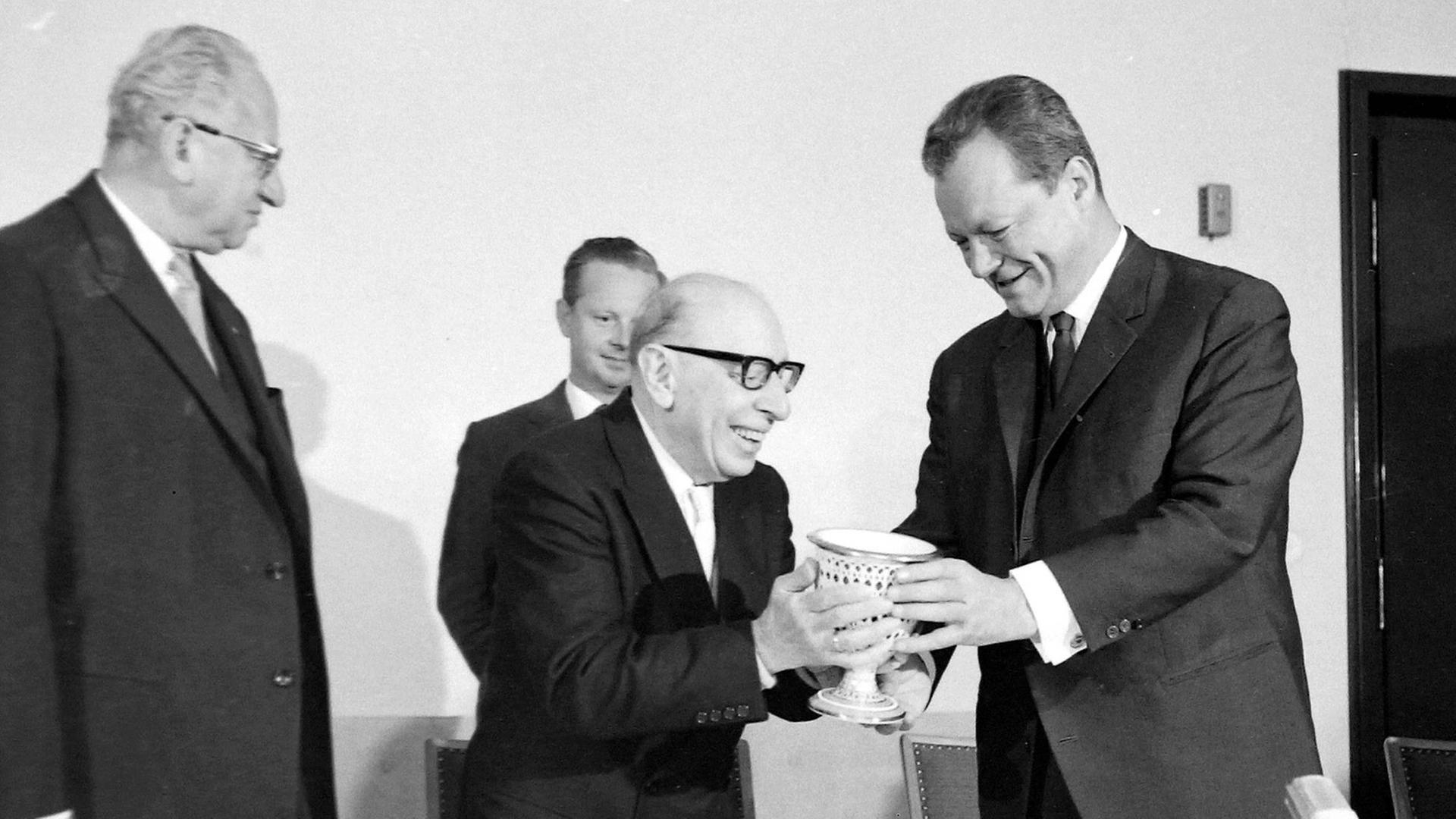 Zuhause in der Welt: Igor Strawinsky (Mitte) 1964 in Berlin, rechts neben ihm der damalige Regierende Bürgermeister Willy Brandt Zuhause in der Welt: Igor Strawinsky (Mitte) 1964 in Berlin, rechts neben ihm der damalige Regierende Bürgermeister Willy Brandt