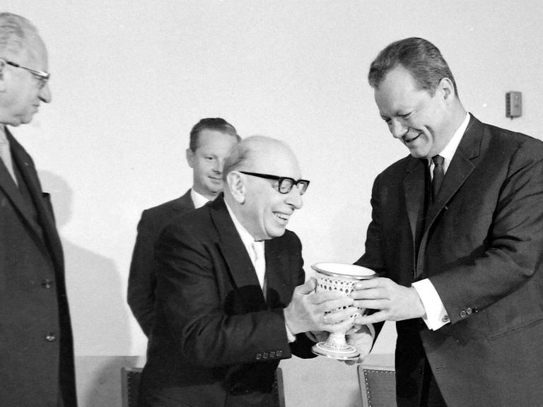 Zuhause in der Welt: Igor Strawinsky (Mitte) 1964 in Berlin, rechts neben ihm der damalige Regierende Bürgermeister Willy Brandt