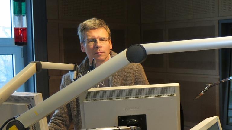 Jörg Magenau im Studio bei Deutschlandradio Kultur. Jörg Magenau im Studio bei Deutschlandradio Kultur.