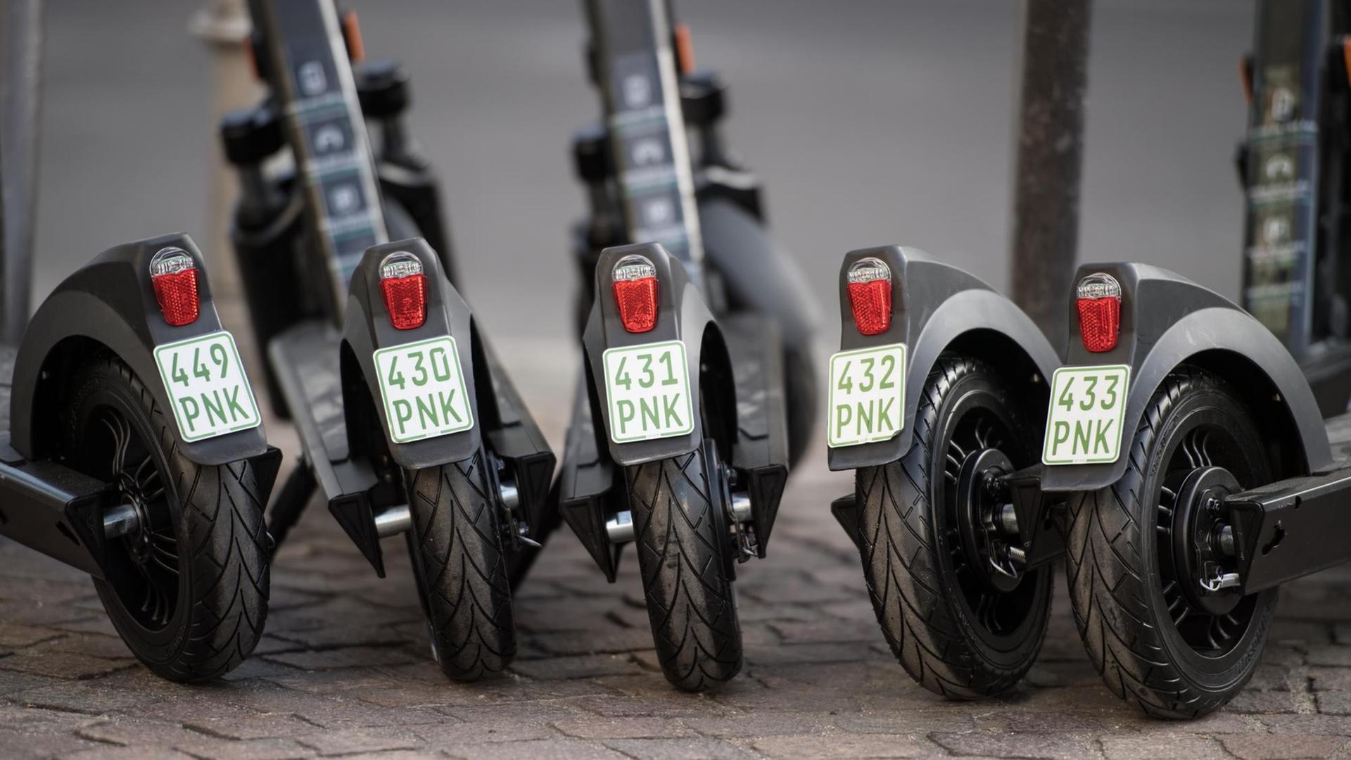 Mehrere Elektrotretroller steht in Frankfurt am Main auf dem "Kaiserplatz". Mehrere Elektrotretroller steht in Frankfurt am Main auf dem "Kaiserplatz".