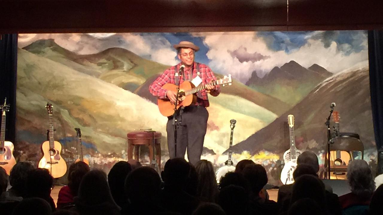Der Grammy-Preisträger und Multi-Instrumentalist Dom Flemons 2016 beim Cowboy Poetry Gathering in Elko, Montana. Der Grammy-Preisträger und Multi-Instrumentalist Dom Flemons 2016 beim Cowboy Poetry Gathering in Elko, Montana.