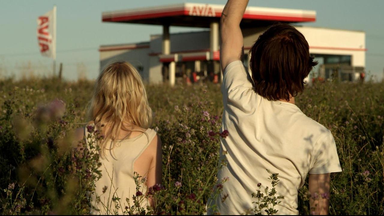Die Tankstelle ist für Elena (Julia Zange) und Robert (Josef Mattes) der einzige Kontakt zur Außenwelt. Die Tankstelle ist für Elena (Julia Zange) und Robert (Josef Mattes) der einzige Kontakt zur Außenwelt.