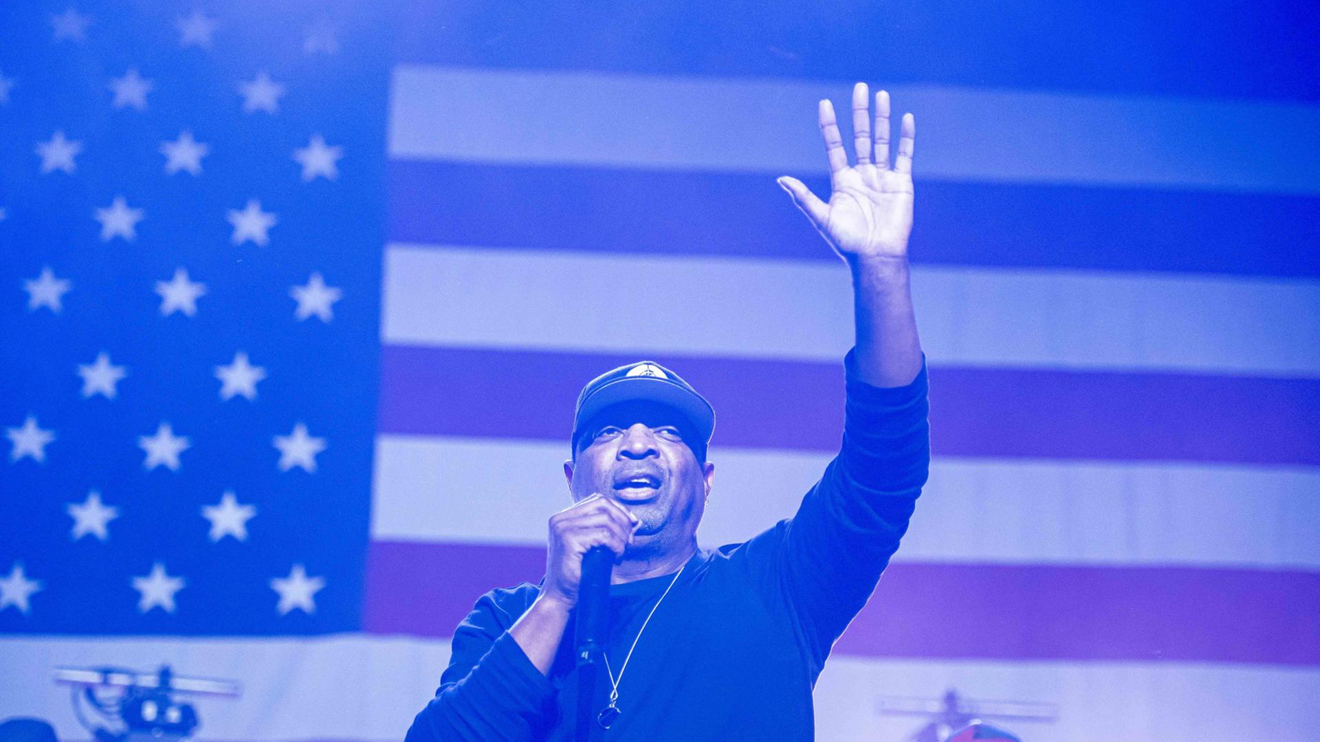 Der schwarze Künstler Chuck D. von Public Enemy tritt beim Wahlkampf für den demokratischen Präsidentschaftskandidaten Bernie Sanders im Los Angeles Convention Center auf. Im Hintergrund ist die US-Flagge zu sehen. Der schwarze Künstler Chuck D. von Public Enemy tritt beim Wahlkampf für den demokratischen Präsidentschaftskandidaten Bernie Sanders im Los Angeles Convention Center auf. Im Hintergrund ist die US-Flagge zu sehen.