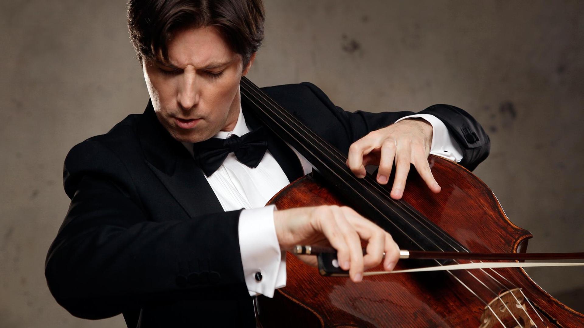 Daniel Müller-Schott spielt in Konzertkleidung sein Violoncello.
