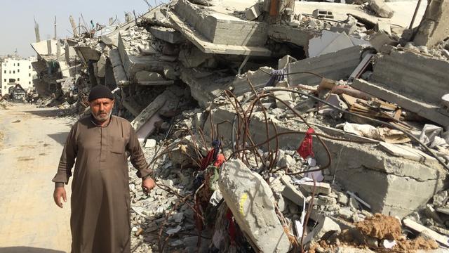 Salim Daeb el Ghela, 65jähriger ehemaliger Bauarbeiter, neben den Ruinen seines Hauses, Schedschaija, Gaza-Stadt
