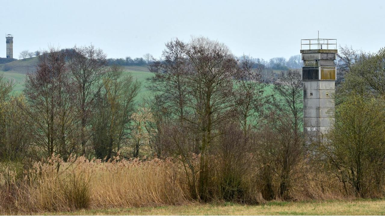 Grenztürme stehen bei Milz (Thüringen) auf dem früheren Todesstreifen, der heutigen Grenze zwischen Thüringen und Bayern. Knapp 1.400 Kilometer zieht sich das "Grüne Band" auf der einstigen DDR-Staatsgrenze von der Ostsee bis ins Vogtland. Grenztürme stehen bei Milz (Thüringen) auf dem früheren Todesstreifen, der heutigen Grenze zwischen Thüringen und Bayern. Knapp 1.400 Kilometer zieht sich das "Grüne Band" auf der einstigen DDR-Staatsgrenze von der Ostsee bis ins Vogtland.