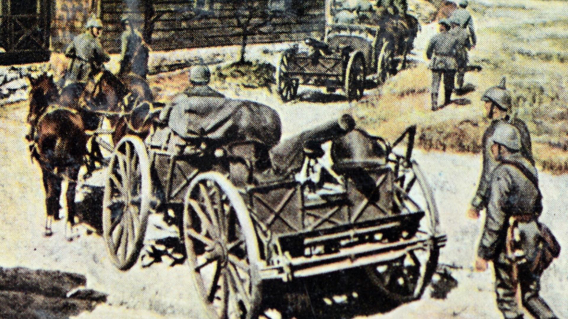 Die zeitgenössisch colorierte Fotografie aus der deutschen Propaganda zeigt eine deutsche Maschinengewehr-Kompanie (M.G.K.) beim Vormarsch an der lettischen Ostseeküste, aufgenommen 1917. Die zeitgenössisch colorierte Fotografie aus der deutschen Propaganda zeigt eine deutsche Maschinengewehr-Kompanie (M.G.K.) beim Vormarsch an der lettischen Ostseeküste, aufgenommen 1917.