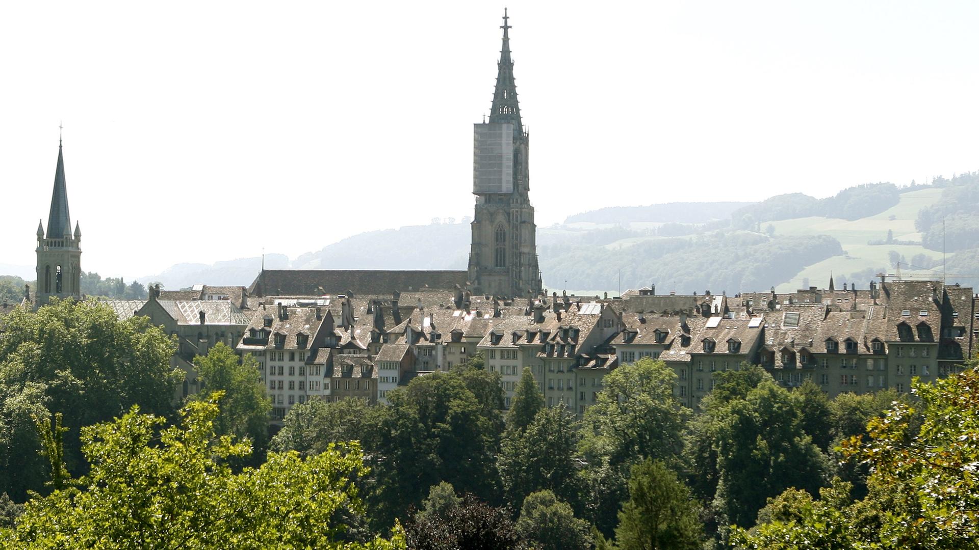 Blick auf Dächer von Bern und das Münster der Stadt