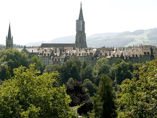 Blick auf Dächer von Bern und das Münster der Stadt