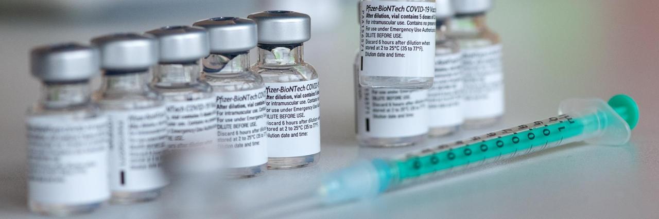 Leere Ampullen des Impfstoffs von Biontech/Pfizer gegen das Corona-Virus SARS-CoV-2 Leere Ampullen des Impfstoffs von Biontech/Pfizer gegen das Corona-Virus SARS-CoV-2