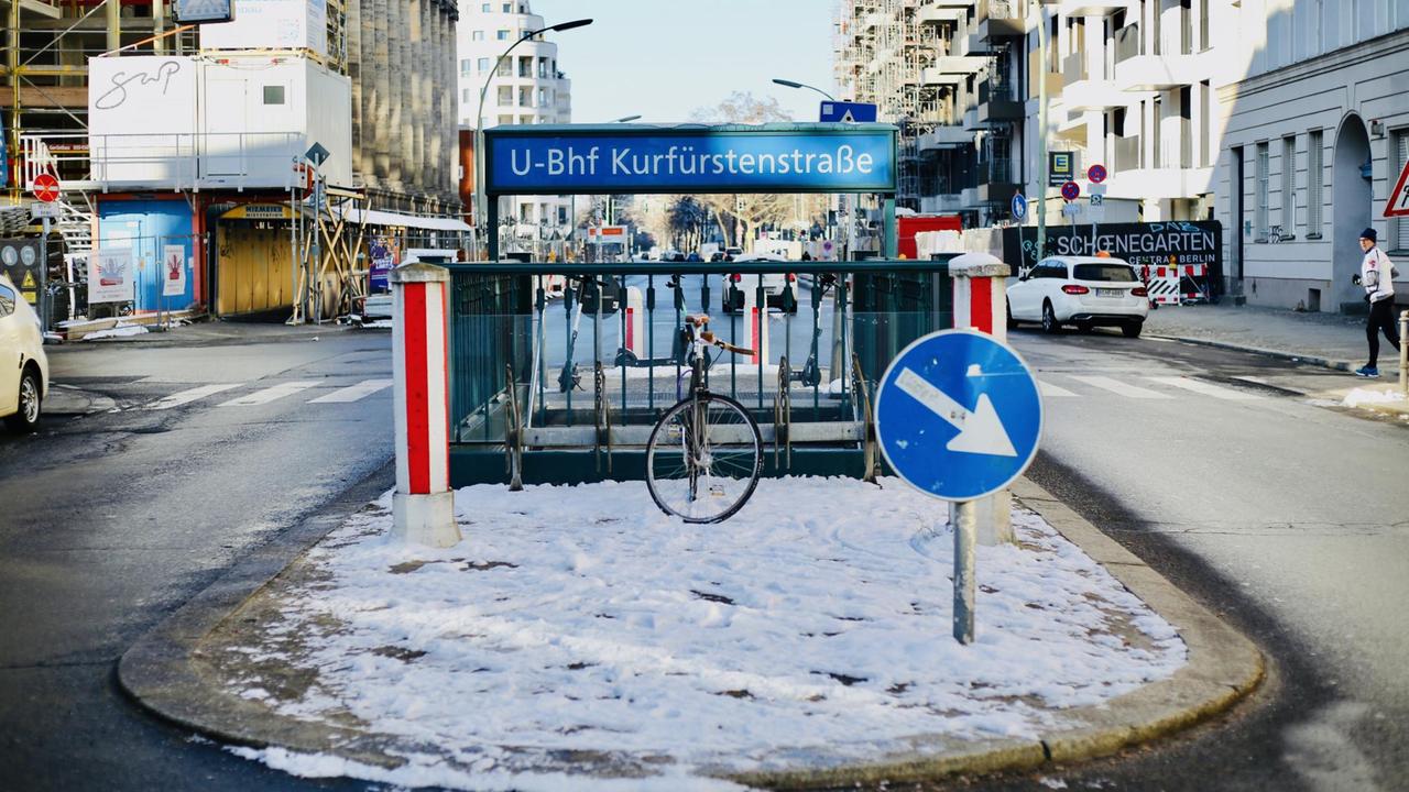U-Bahn Eingang an der Kurfürstenstrasse in Berlin. U-Bahn Eingang an der Kurfürstenstrasse in Berlin.