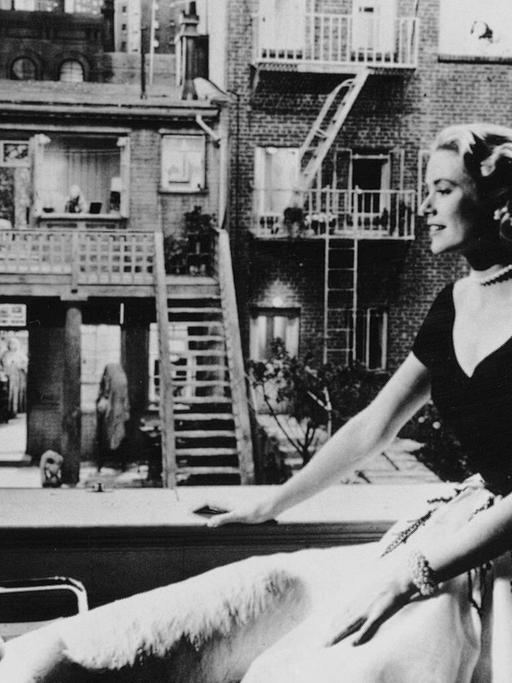 James Stewart, Grace Kelly und Alfred Hitchcock bei den Dreharbeiten zu "Das Fenster zum Hof" ("Rear Window").