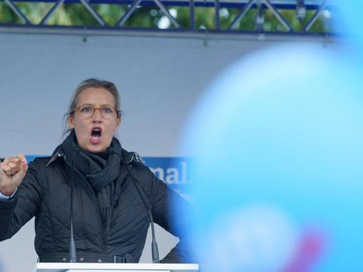 Wahlkampfabschluss der AfD in Berlin zur Bundestagswahl 2021 vor dem Schloss Charlottenburg. Alice Weidel, Spitzenkandidatin der AfD zur Bundestagswahl, steht während ihrer Rede auf der Bühne.