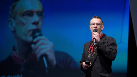 Johnny Haeusler steht auf einer der Bühnen während der Internetkonferenz Re:publica in Berlin.