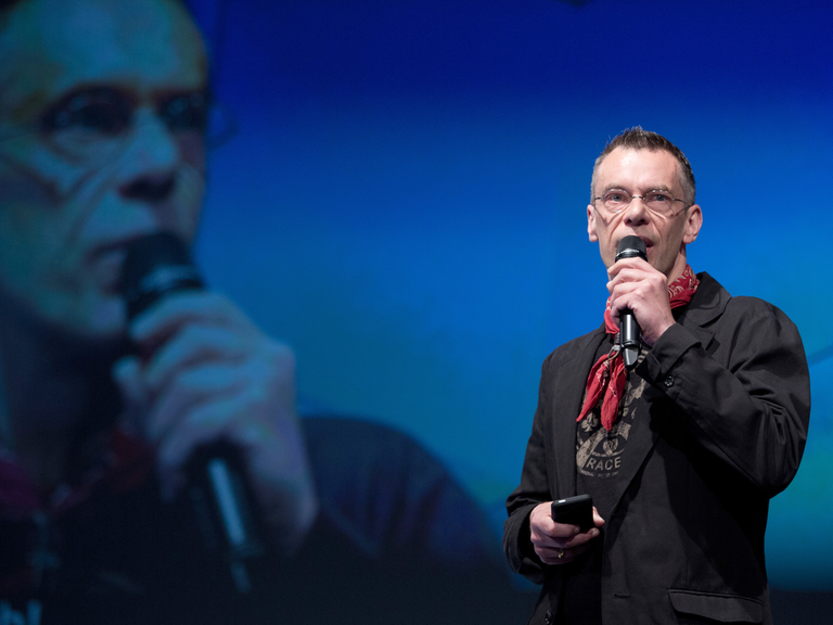 Johnny Haeusler steht auf einer der Bühnen während der Internetkonferenz Re:publica in Berlin.