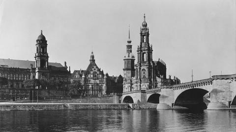 Teilansicht von Dresden in den 1920-er Jahren mit Blick über die Elbe auf das Ständehaus, die Katholische Hofkirche und die Friedrich-August-Brücke