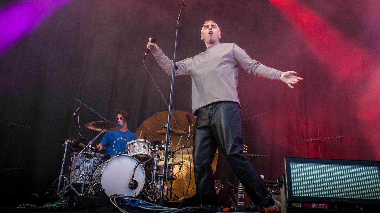 Die österreichische Indie-Band Bilderbuch bei einem Konzert in Düsseldorf. Die österreichische Indie-Band Bilderbuch bei einem Konzert in Düsseldorf.
