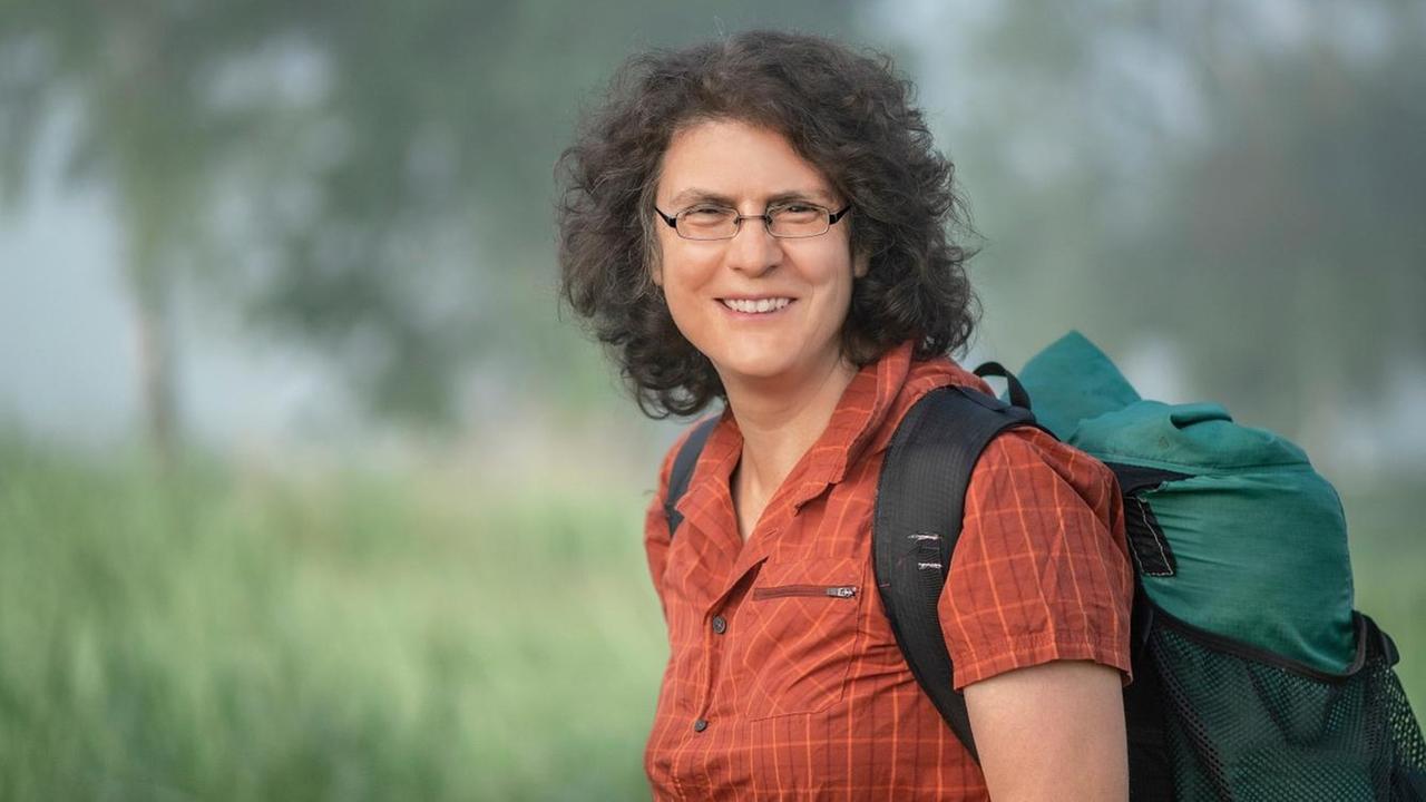 Porträt von Christine Thürmer beim wandern. Porträt von Christine Thürmer beim wandern.