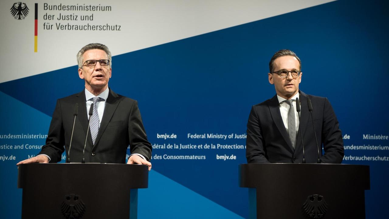 Bundesinnenminister Thomas de Maizière (l, CDU) und Justizminister Heiko Maas (SPD)