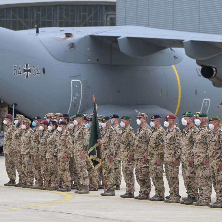 Soldaten der Bundeswehr sind vor dem Transportflugzeug vom Typ Airbus A400M der Luftwaffe mit den Truppenfahnen zum Abschlussappell angetreten. Die letzten Soldaten des deutschen Afghanistan-Einsatzes sind auf dem niedersächsischen Fliegerhorst ankommen. Am Vorabend war der Einsatz nach fast 20 Jahren beendet worden. Die Soldaten waren mit vier Militärmaschinen aus dem Feldlager in Masar-i-Scharif im Norden von Afghanistan ausgeflogen worden.