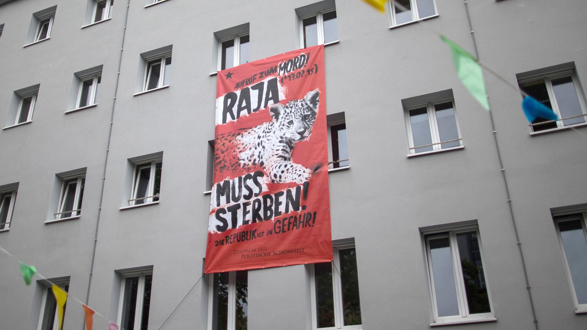 Ein Plakat mit der Aufschrift "Raja muss sterben!" am Theater Dortmund (Nordrhein-Westfalen). Mit einer angeblichen Tiertötung im Dortmunder Zoo will die Berliner Künstlergruppe Zentrum für Politische Schönheit (ZPS) den Blick der Öffentlichkeit auf das anhaltende Leid in Syrien lenken. Ein Plakat mit der Aufschrift "Raja muss sterben!" am Theater Dortmund (Nordrhein-Westfalen). Mit einer angeblichen Tiertötung im Dortmunder Zoo will die Berliner Künstlergruppe Zentrum für Politische Schönheit (ZPS) den Blick der Öffentlichkeit auf das anhaltende Leid in Syrien lenken.