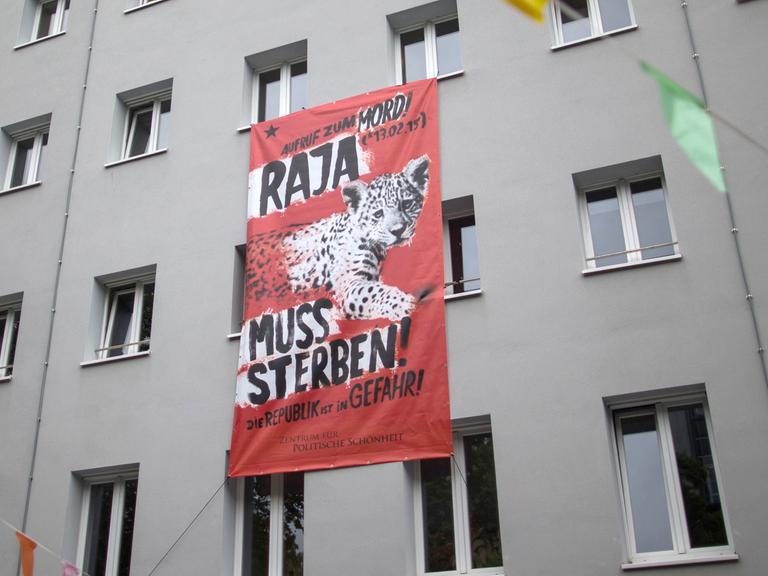 Ein Plakat mit der Aufschrift "Raja muss sterben!" am Theater Dortmund (Nordrhein-Westfalen). Mit einer angeblichen Tiertötung im Dortmunder Zoo will die Berliner Künstlergruppe Zentrum für Politische Schönheit (ZPS) den Blick der Öffentlichkeit auf das anhaltende Leid in Syrien lenken.