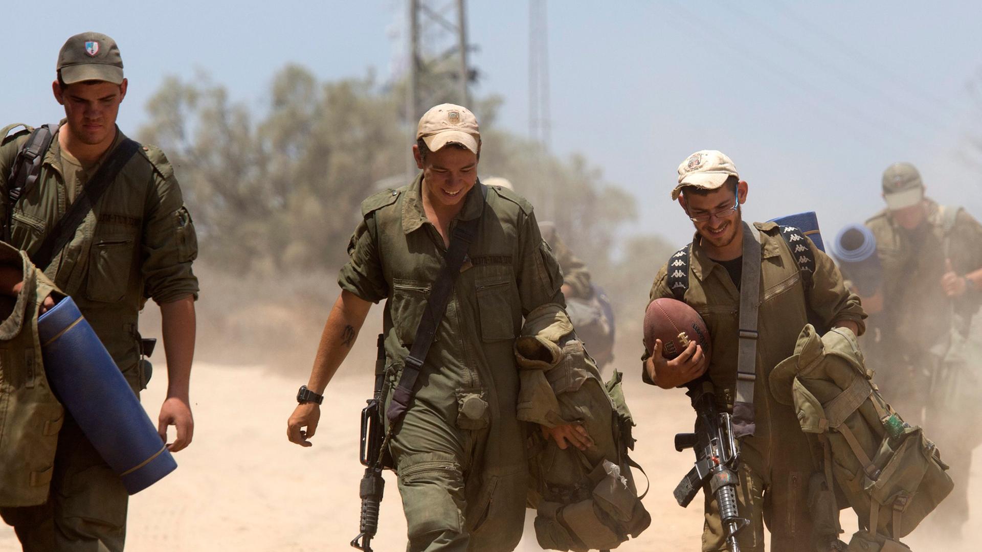 Israelische Soldaten verlassen mit ihrem Gepäck den Gaza-Streifen. Israelische Soldaten verlassen mit ihrem Gepäck den Gaza-Streifen.