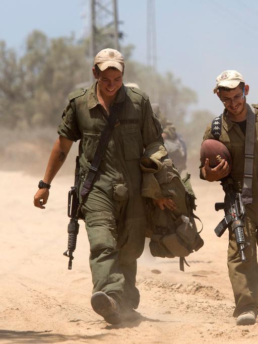 Israelische Soldaten verlassen mit ihrem Gepäck den Gaza-Streifen.