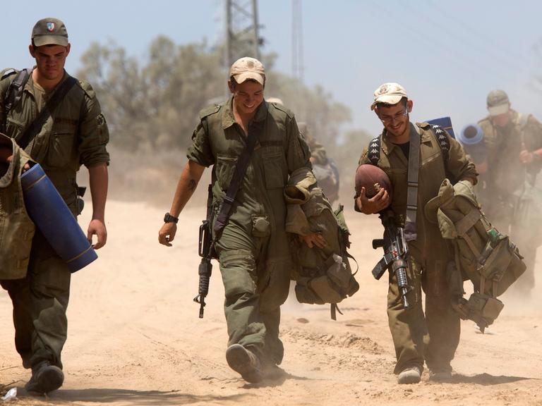 Israelische Soldaten verlassen mit ihrem Gepäck den Gaza-Streifen.