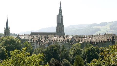 Blick am 05.08.2007 auf Dächer von Bern und das Münster der Stadt. Mit dem Bau dieser bedeutenden spätgotischen Kirche wurde im Jahr 1421 begonnen, die Basilika Ende des 16. Jahrhunderts vollendet, der Turm gar erst 1893.