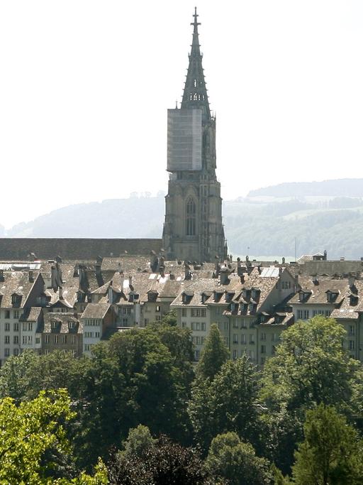 Blick am 05.08.2007 auf Dächer von Bern und das Münster der Stadt. Mit dem Bau dieser bedeutenden spätgotischen Kirche wurde im Jahr 1421 begonnen, die Basilika Ende des 16. Jahrhunderts vollendet, der Turm gar erst 1893.