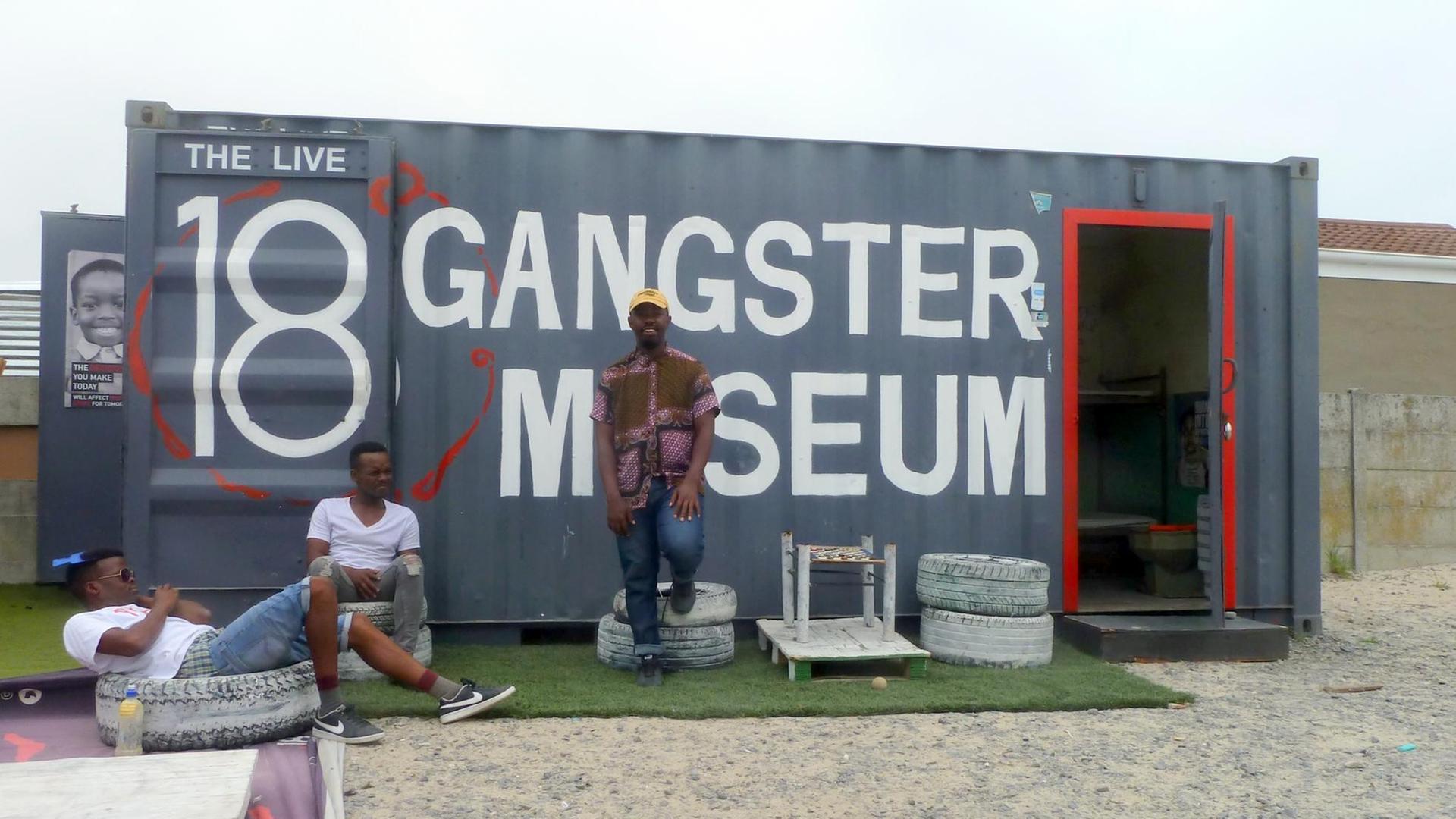 Der Museumsgründer und die beiden Ex-Gangster vor dem Museums-Container im Towhnship Khayelitsha Der Museumsgründer und die beiden Ex-Gangster vor dem Museums-Container im Towhnship Khayelitsha