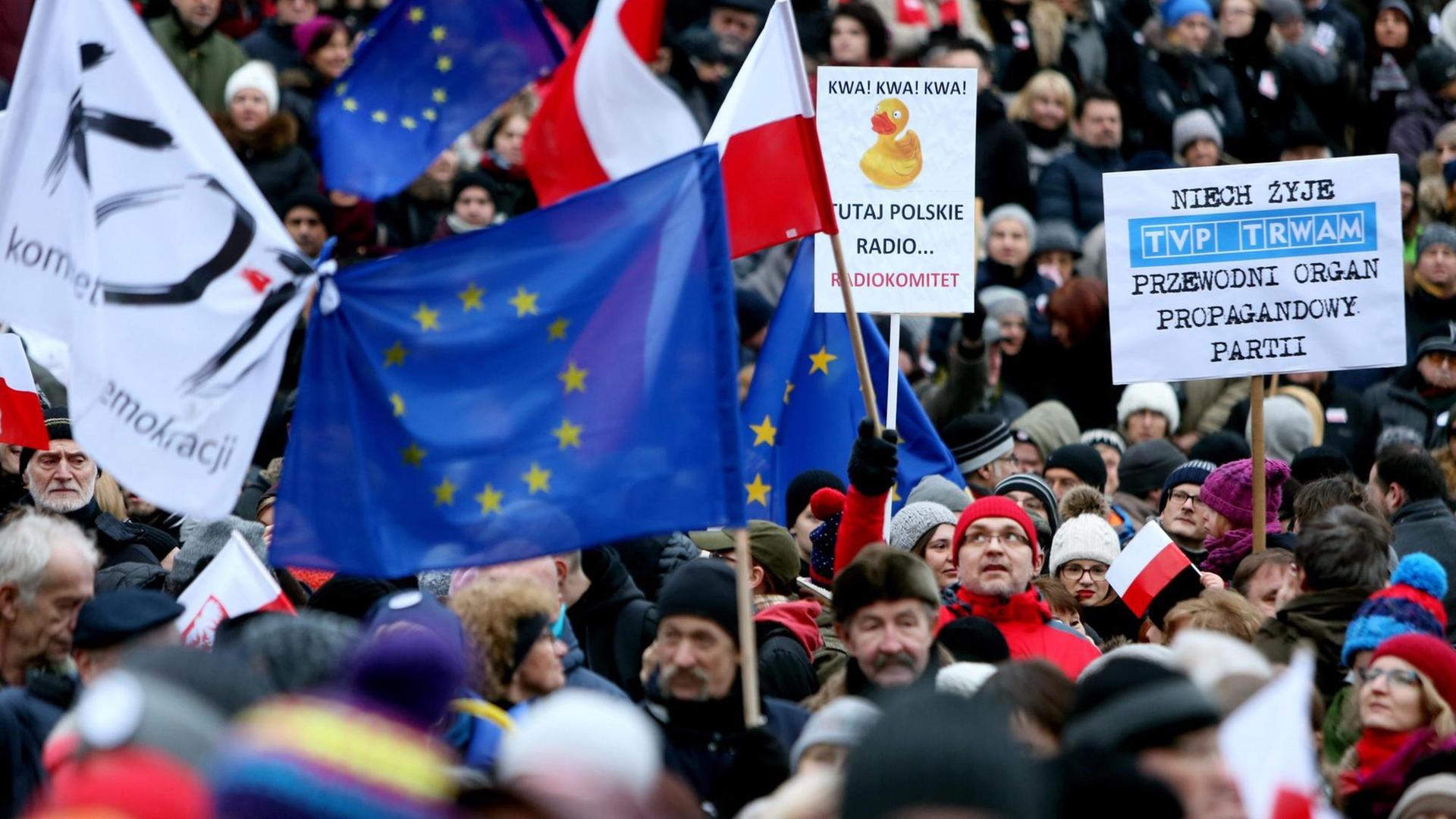 Viele Menschen dichtgedrängt, sie halten Plakate und polnische sowie EU-Flaggen. Viele Menschen dichtgedrängt, sie halten Plakate und polnische sowie EU-Flaggen.