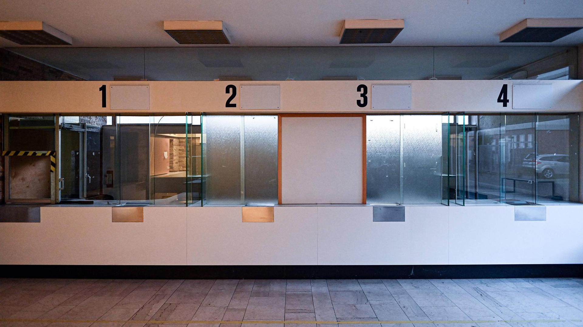 Wegen der sinkenden Briefmengen und steigender Gehälter für die Zusteller sehnt der Vorstand allerdings die geplante Erhöhung des Briefportos herbei. Analysten zweifeln seit Langem daran, dass die Post ihr Gewinnziel für 2020 erreicht. Wegen der sinkenden Briefmengen und steigender Gehälter für die Zusteller sehnt der Vorstand allerdings die geplante Erhöhung des Briefportos herbei. Analysten zweifeln seit Langem daran, dass die Post ihr Gewinnziel für 2020 erreicht.