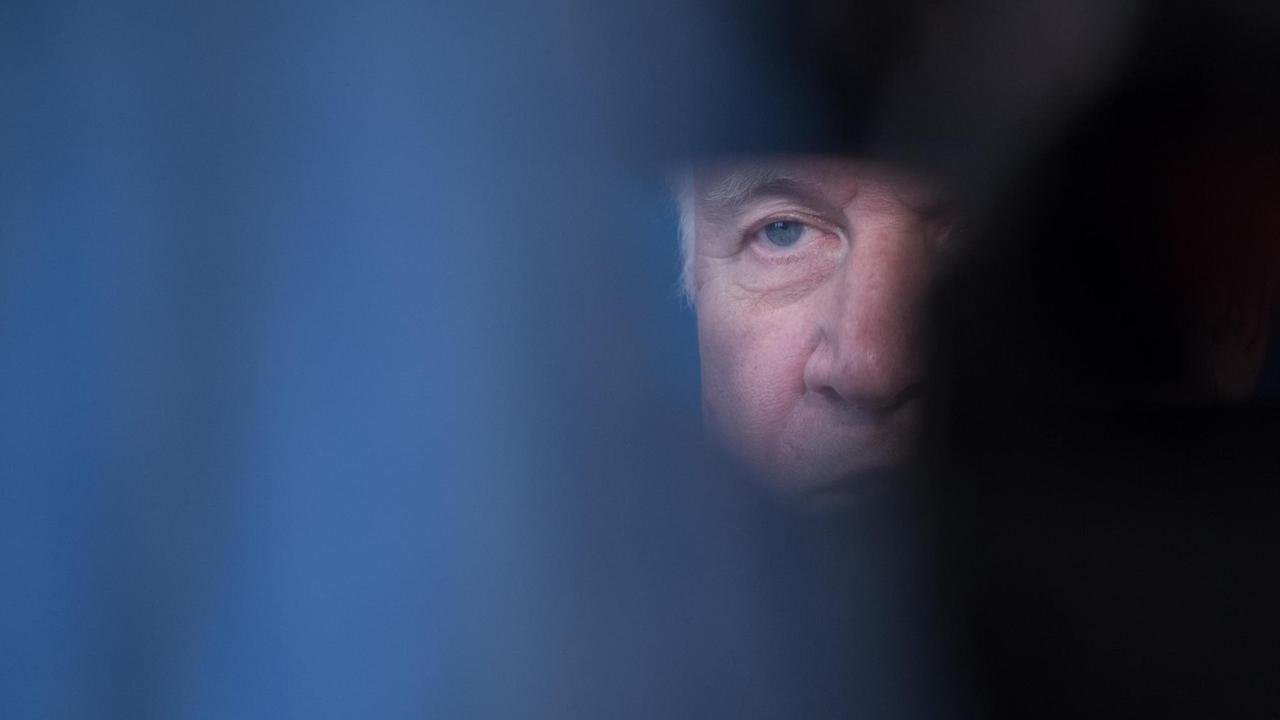 Bundesinnenminister Horst Seehofer (CSU) spricht während einer Pressekonferenz hinter einer TV-Kamera. Bundesinnenminister Horst Seehofer (CSU) spricht während einer Pressekonferenz hinter einer TV-Kamera.